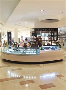 Gelateria Vaniglia, a semi-circular counter with an open laboratory