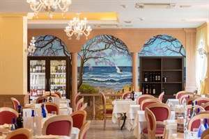 La sala ristorante dell’Hotel Boracay: classica, accogliente, luminosa 